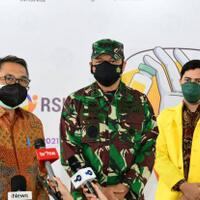 ksau-marsekal-tni-fadjar-prasetyo-tinjau-sentra-vaksinasi-di-kampus-ui
