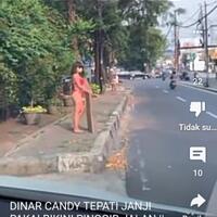 dinar-candy-ditangkap-polisi-pakai-bikini-di-jalan