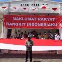 sampaikan-maklumat-rakyat-warga-jogja-pasang-bendera-merah-putih-di-malioboro