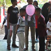 lomba-mengapit-balon-tiup-bisa-bawa-pulang-balon-sebagai-bonus