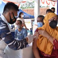 sasar-lansia-kolinlamil-tni-al-gelar-serbuan-vaksin-di-subang
