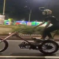 viral-pemotor-freestyle-di-kuningan-berakrobat-sambil-acungkan-jari-tengah