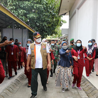 sambangi-pasien-covid-19-di-isoter-riau-ketua-satgas-jaga-pikiran-semangat-terus