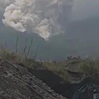 viral-video-gunung-merapi-muntahkan-awan-panas-penambang-malah-santai