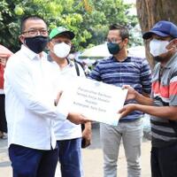 temui-pkl-di-solo-kemnaker-bagikan-bantuan-tkm