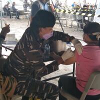 memvaksin-822-warga-pulau-tidung-marinir-tni-al-juga-bagikan-1000-paket-sembako