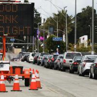 membeludak-parah-warga-desak-desakan-saat-jokowi-bagikan-sembako-di-grogol