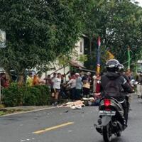 tergelincir-pemotor-tewas-terlindas-mobil-di-jalanan