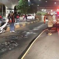 tumpahan-oli-bikin-pengendara-motor-tergelincir-di-underpass-uki-cawang