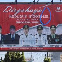 parah-banner-hut-ke-76-ri-yang-terpasang-di-jpo-sidoarjo-salah-cetak