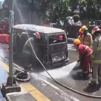 vw-combi-antik-hangus-terbakar-dekat-penyekatan-ganjil-genap-di-simpang-dago-bandung