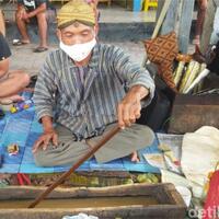 suro-bawa-berkah-mbah-mulyono-penjamas-pusaka-di-blora-ramai-pelanggan