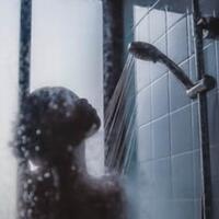 dear-perempuan-stop-kebiasaan-buang-air-kecil-berdiri-saat-mandi-dokter-ungkap
