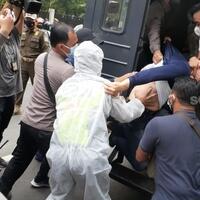 demo-di-unhcr-dibubarkan-paksa-3-imigran-afghanistan-diseret-ke-mobil-polisi