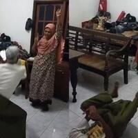 viral-kakek-jungkir-balik-rekam-nenek-joget-tiktok-warganet-pinggang-aman