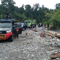 pasukan-gabungan-polri-ditembaki-kkb-saat-evakuasi-karyawan-pt-indo-papua-di-yahukimo