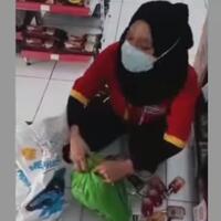 tertangkap-menguntit-barang-di-mini-market-sampai-bawa-karung-bikin-karyawan-geram