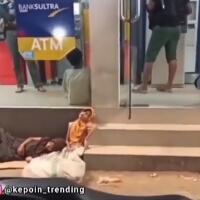 haru-inikah-kehidupan-anak-anak-tunawisma-terekam-ketiduran-di-depan-pintu-atm