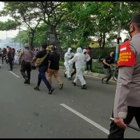 polisi-tembakkan-gas-air-mata-massa-pendukung-hrs-berlarian-di-cempaka-putih