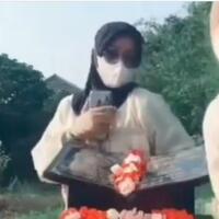 panen-hujatan-2cewek-bikin-konten-joget-tik-tok-di-makam-apa-sih-adab-ziarah-kubur