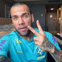 dani-alves-yang-selalu-acuh-pada-guardiola