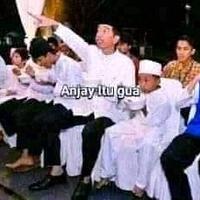 demi-kaos-jokowi-warga-rebutan-rela-masuk-got