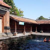 mitos-berendam-di-umbul-tirtomulyo-di-sawit-boyolali-diyakini-berkhasiat