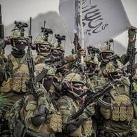 taliban-gelar-parade-di-bandara-kabul-pasukan--badri-313--berpose
