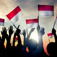 keseruan-lomba-17-agustusan-memasukkan-paku-kedalam-botol