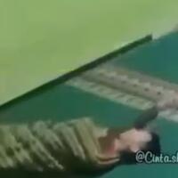 beredar-rekaman-cctv-seorang-pria-terseret-keluar-masjid-saat-tidur-apakah-ulah-jin