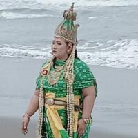 wanita-berkostum-nyi-roro-kidul-dan-ritual-tahunan-di-pantai-pangandaran-dibubarkan