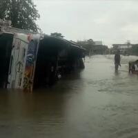 jalan-trans-sulawesi-macet-total-tertutup-arus-banjir-dan-truk-terguling