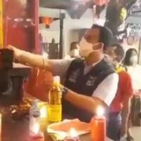 bakar-dupa-di-vihara-anies-dikecam-netizen-lieus-sungkharisma-itu-bukan-sembahyang
