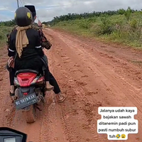 bagaimana-rasanya-jika-melewati-jalan-yang-rusak-saat-iringi-pengantin-kesal-kah
