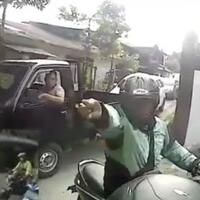viral-driver-ojol-di-padang-ngamuk-sambil-halangi-jalan-ambulans