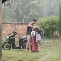 viral-seorang-kakak-lepas-jaket-untuk-adik-yang-kehujanan-apa-tugas-kakak-pada-adik