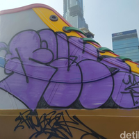 baru-dipamerkan-tugu-sepatu-di-sudirman-sudah-jadi-sasaran-vandalisme