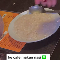 saat-nongkrong-di-sebuah-cafe-wanita-ini-memesan-beras-mentah-lalu-memakannya