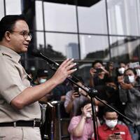 foto-foto-anies-baswedan-dengan-percaya-diri-menghampiri-wartawan-di-kpk