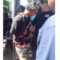pelaku-pembakar-mimbar-masjid-raya-makassar-ditangkap-dan-diikat-di-tiang-telepon