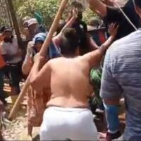 heboh-emak-emak-telanjang-dada-protes-penutupan-jalan-di-deliserdang