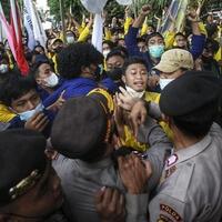 sempat-mereda-massa-bem-si-dorong-dorongan-lagi-dengan-polisi-di-kpk