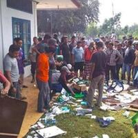 warga-aceh-usir-tim-vaksinasi-kursi-dan-berkas-berhamburan