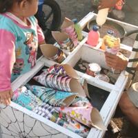 anak-kecil-ini-setia-menunggu-jaring-laba-laba