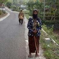 temaniistri-jalan-kaki-6km-untuk-vaksinaksikakek-di-wonogiri-ini-bikin-warganetbaper
