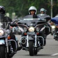 naik-motor-sambil-ngobrol-bisa-didenda-rp750-ribu-lho