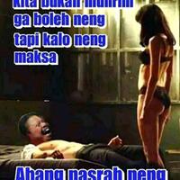 wanita-ini-ditolak-pramugari-untuk-melakukan-penerbangan-karena-berpakaian-bikini