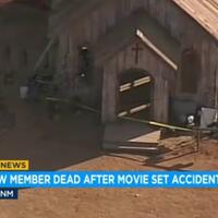 pistol-properti-syuting-film-rust-tak-sengaja-ditembakkan-satu-kru-meninggal-dunia