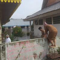 siswa-guru-panjat-pagar-demi-masuk-sekolah-gegara-banjir-di-pekanbaru