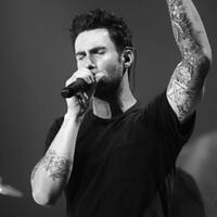 seorang-fans-nekat-naik-ke-atas-panggung-reaksi-adam-levine-jadi-sorotan